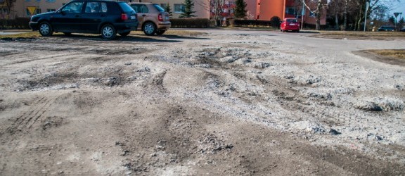 Parkingowe dziury wyglądają jak po bombardowaniu. Kiedy doczekamy się remontu parkingu Nad Jarem?