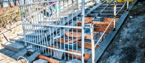 Trwa remont schodów przy Targowisku Miejskim