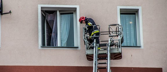Kobieta z okna wzywała pomocy. Akcja straży pożarnej
