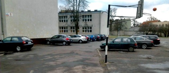 Mieszkańcy kontra szkoła. Gdzie parkować samochody?