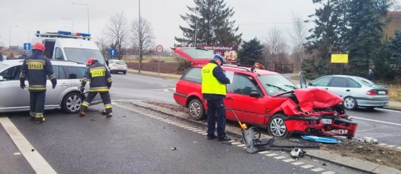 Zderzenie trzech samochodów w Kazimierzowie. Dwie osoby ranne