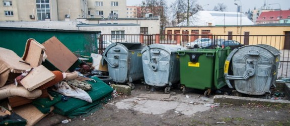 Kto posprząta bałagan na ul. Królewieckiej? Śmieci leżą tu od października