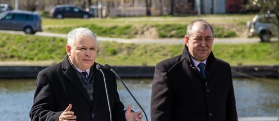 Przemówienie prezesa Kaczyńskiego, zabieranie ulotek i wzajemne polemiki