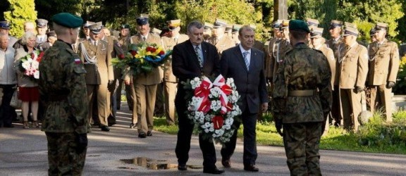 Prezydent zaprasza na rocznicę Katastrofy Smoleńskiej. PO i SLD protestują