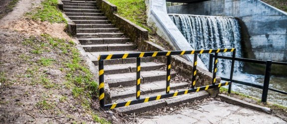 Zagrodzone schody w Parku Dolinka. Czy to miejsce zostanie wyremontowane?