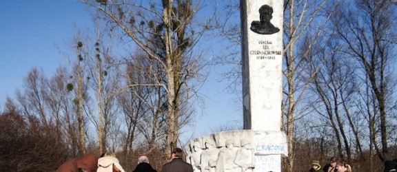 Przed przyjazdem Rosjan zdewastowano pomnik gen. Czerniachowskiego