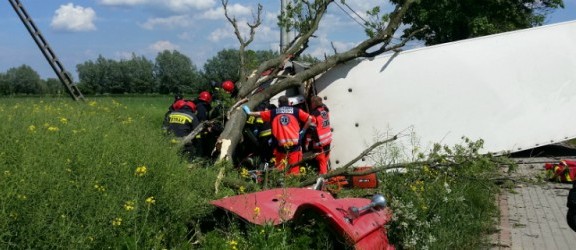 Groźny wypadek na siódemce. Ciężarówka uderzyła w drzewo (foto i video)