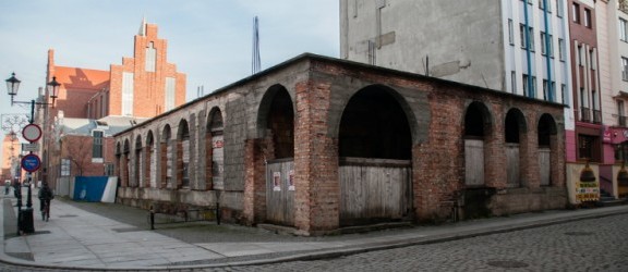 Bezdomny mieszka w opuszczonym budynku na Starym Mieście