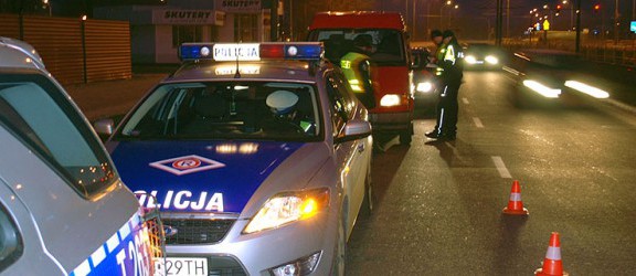 Cztery osoby ranne w wypadku na Łęczyckiej. Kierowca nie zapanował nad autem