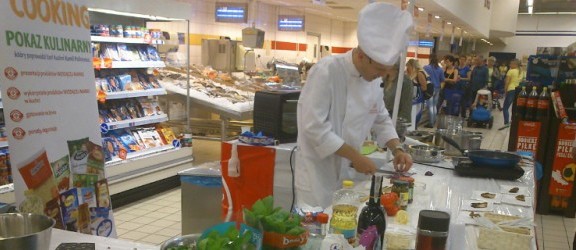 Gotowanie na żywo w jednym z elbląskich supermarketów
