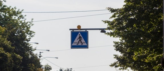 Znak aktywny nad przejściem dla pieszych przy Al. Grunwaldzkiej dobrym pomysłem?