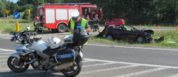 Wypadek na skrzyżowaniu z drogą krajową nr 7. Fiat wjechał pod ciężarówkę