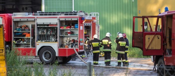 Pożar hali w Pasłęku, która pracowała pomimo braku zezwoleń