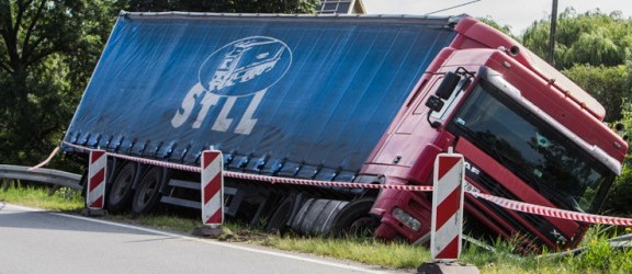 Wypadek dwóch ciężarówek w Szopach. Matka i  dziecko w szpitalu