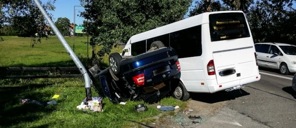 Bus z 14 dziećmi zderzył się z osobówką