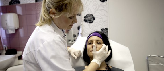 Dermatolog Danuta Dąbrowska radzi, jak nie dać się cieniom i workom pod oczami