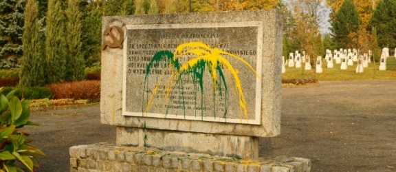 Zniszczono tablicę upamiętniającą żołnierzy radzieckich
