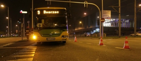 Groźny wypadek na Dąbka. Samochód zderzył się z autobusem
