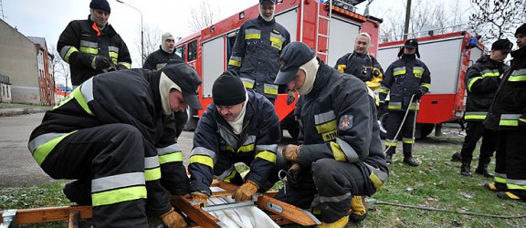 Zimowe ćwiczenia strażaków na rzece Elbląg