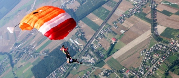 Skoki spadochronowe – odważysz się?