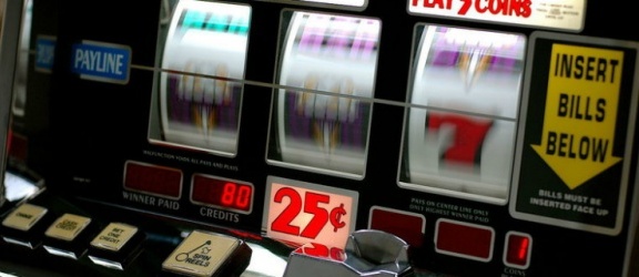 Celnicy i policjanci zabezpieczyli nielegalny automat do gier