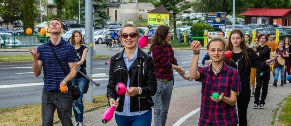 Pierwszy pochód żonglerki w Elblągu. Przyjechali kuglarze z całej Polski