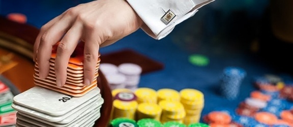 Praca krupiera w kasynie online: o pracy, która nie jest ani grą, ani zabawą