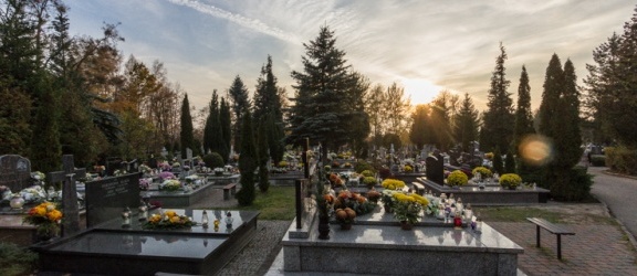 Tłumy na cmentarzach, ale korki minimalne – zobacz zdjęcia z Dębicy