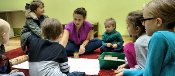 Zajęcia Montessori w bibliotece na Słonecznej