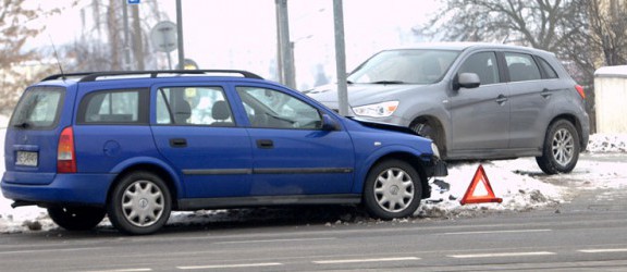 Wypadek samochodowy na skrzyżowaniu Broniewskiego i Ogólnej