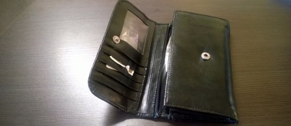 Znaleziony na targowisku portfel przyniesiono na policję