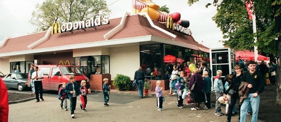 Jak wyglądało otwarcie McDonalds'a w 1998 roku w Elblągu?