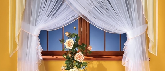 Firany do pokoju i salonu – 3 zasady dekoracji okna