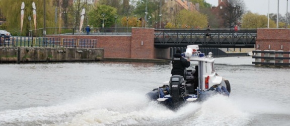 Policyjna łódź patrolowa oraz dodatkowe patrole ruchu drogowego