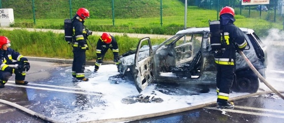 Na ul. Częstochowskiej doszczętnie spalił się samochód osobowy