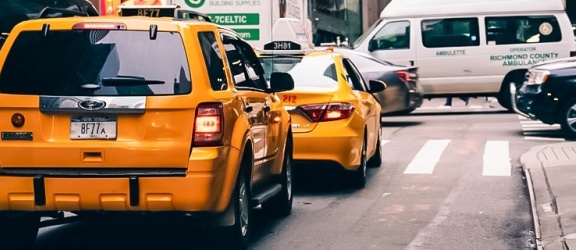 Służbowe taksówki – jak nie stracić na nich fortuny?