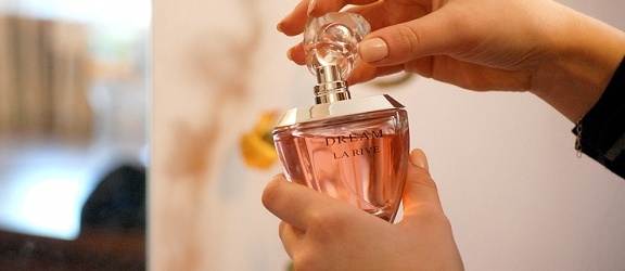Jak sprawić, by zapach perfum pozostał z tobą na dłużej?