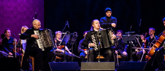 Elbląska Orkiestra Kameralna pod batutą Marka Mosia i Motion Trio wystąpili w Filharmonii w Olsztynie
