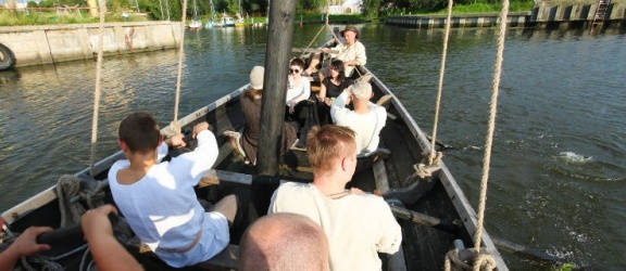 Rejs średniowieczną łodzią po Kanale Jagiellońskim. Zobacz fotorelację