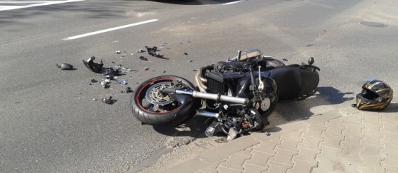 Motocyklem uderzył w toyotę. Groźny wypadek w Pasłęku 