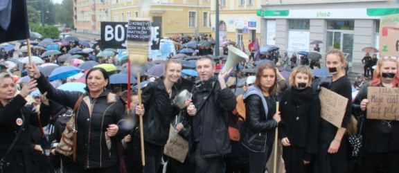 Czarny Marsz przeciwko zmianom w ustawie aborcyjnej. Ponad 1300 uczestników pomimo deszczu!