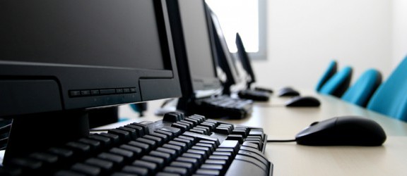 Nowe pracownie komputerowe w elbląskich szkołach dopiero w sierpniu