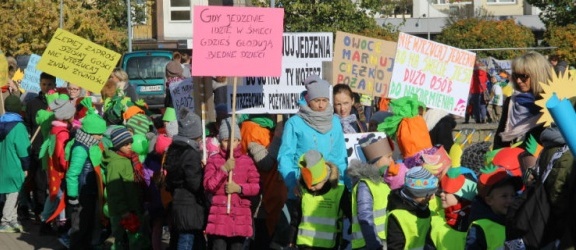 Dzieci wyszły na ulice Elbląga! Maszerowały w proteście przeciwko wyrzucaniu żywności (+foto)
