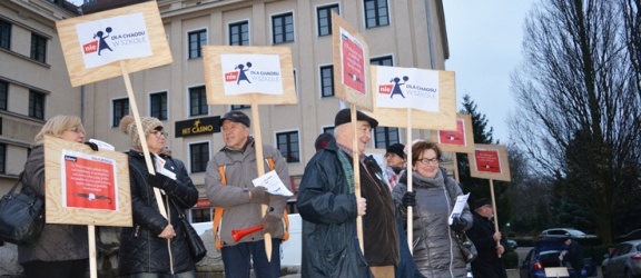 Elbląski KOD protestował na placu Słowiańskim (+ zdjęcia)