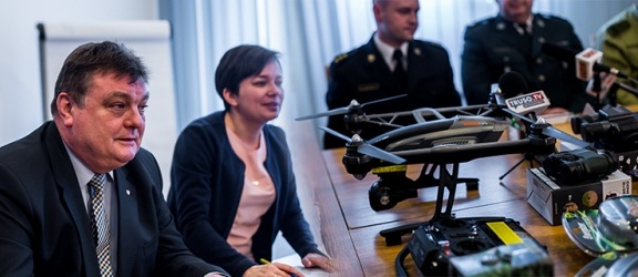  Dron, lornetki, kamery otrzymali mundurowi od prezydenta Elbląga (+zdjęcia) 