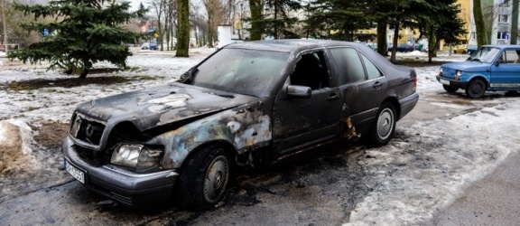 Na Wiejskiej spłonął samochód (zdjęcia)