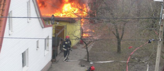 Pożar przy Żyrardowskiej. Ośmiu strażaków walczyło z ogniem