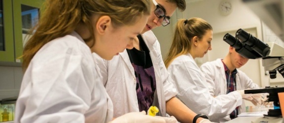 Tajemnice chemii podczas bezpłatnych warsztatów ADAMED SmartUP Academy w Elblągu