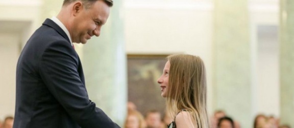 11-letnia elblążanka odznaczona przez Andrzeja Dudę prezydenta RP