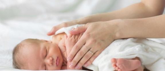Pielęgnacja skóry noworodka latem. Na co zwrócić szczególną uwagę, by chronić delikatną skórę dziecka.
